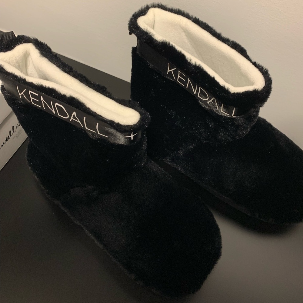 Slippers - Picture 2 of 8